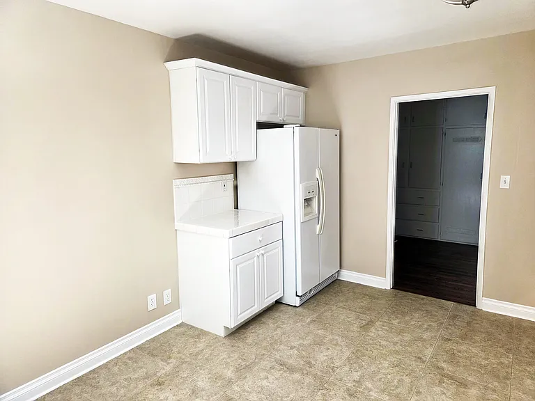 15219 Wyandotte St — Photo 13
