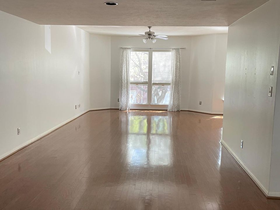 1st image of 827 E Heights Hollow Ln