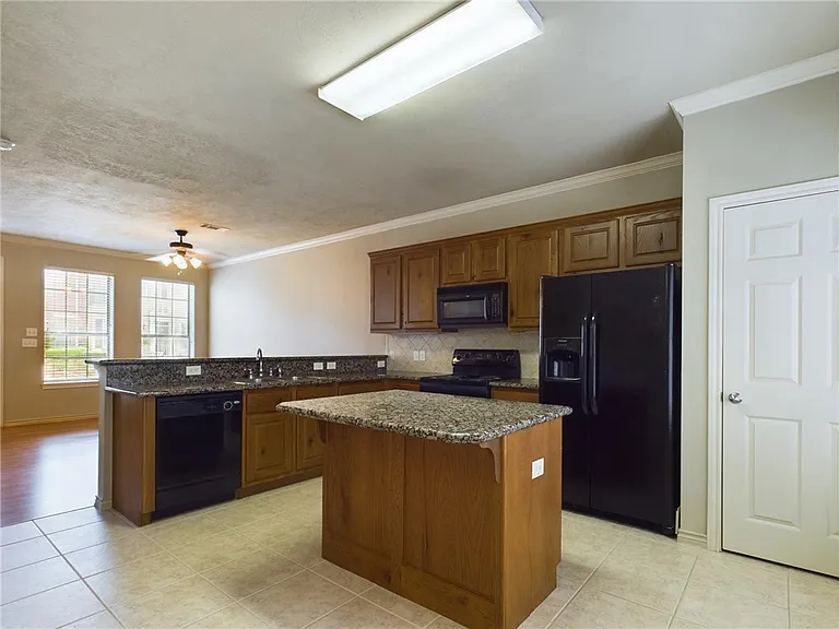 422 Forest Dr — Photo 3