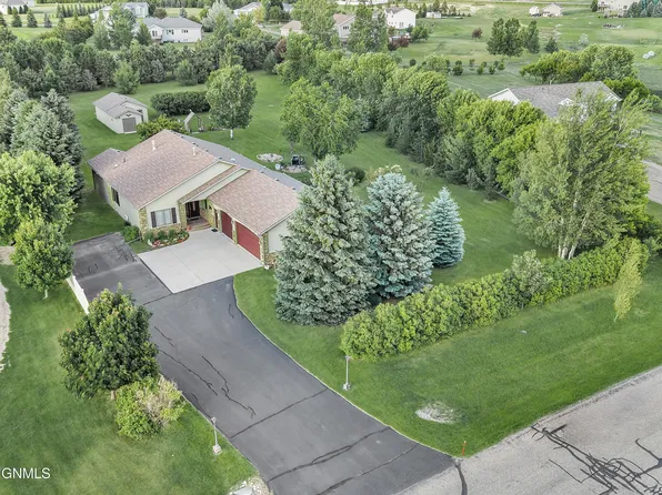 5414 Country Creek Dr, Bismarck, ND 58503