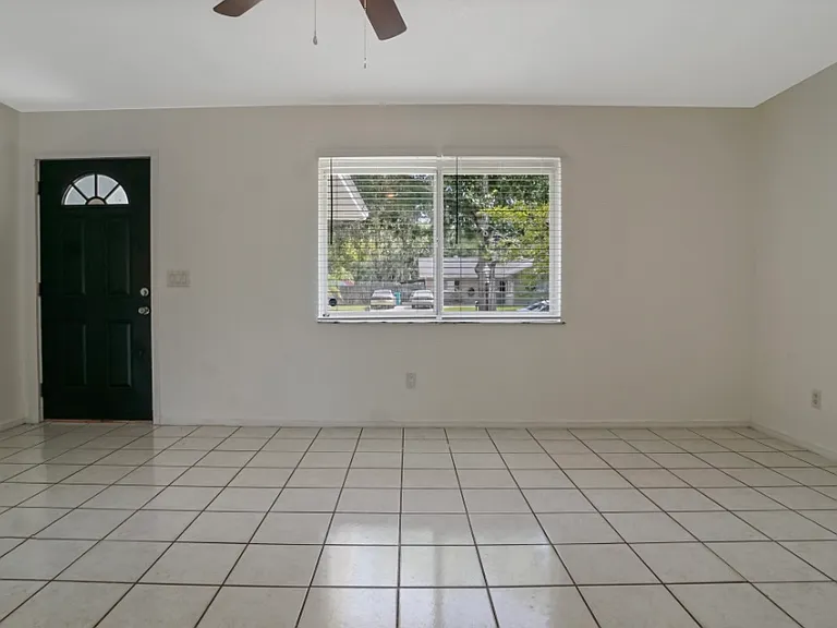 4751 Beacon St — Photo 8