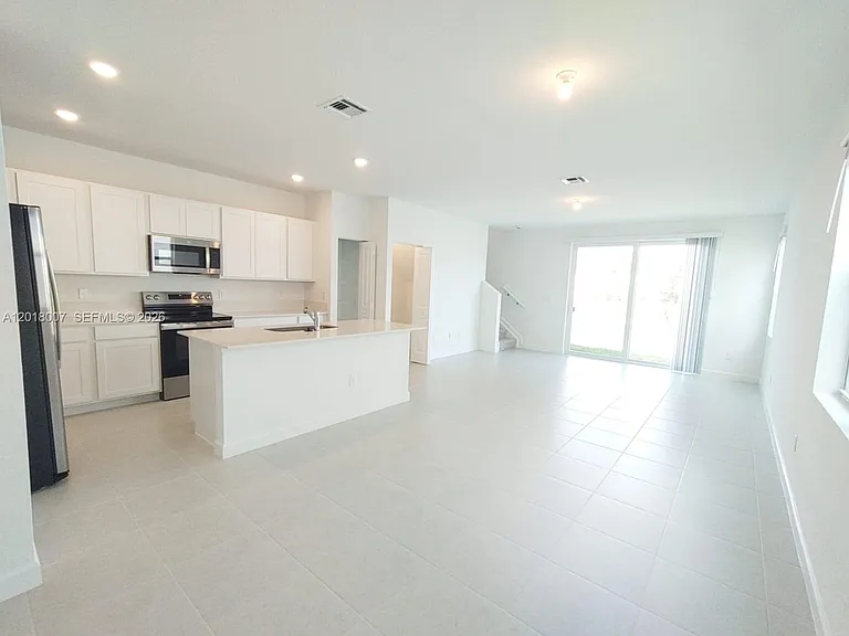 535 SE Rivergrass St #535 — Photo 6