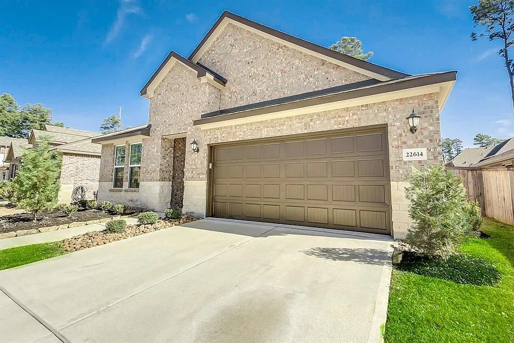 3 bed, 2.0 bath, 2340 sqft, $2,400 — Photo 2