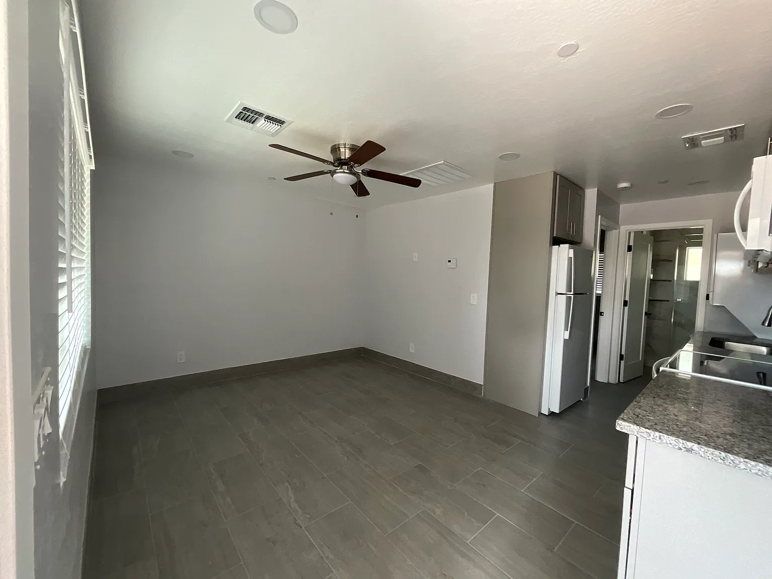 1 bed, 400 sqft, $1,100 — Photo 3