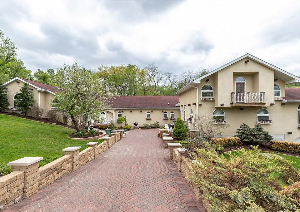 1st image of 115 Wildwood Dr