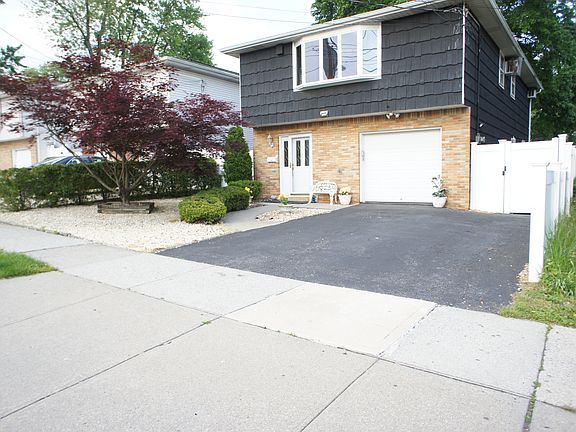 3rd image of 43 Eltingville Blvd