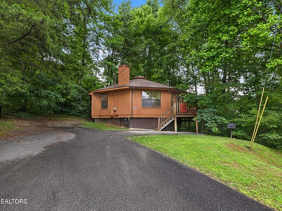 2nd image of 810 Valley View Ln