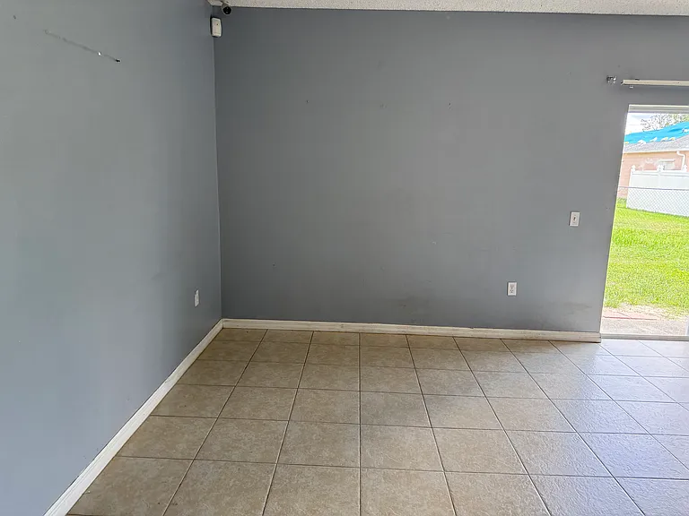 944 Louvre Ct — Photo 4