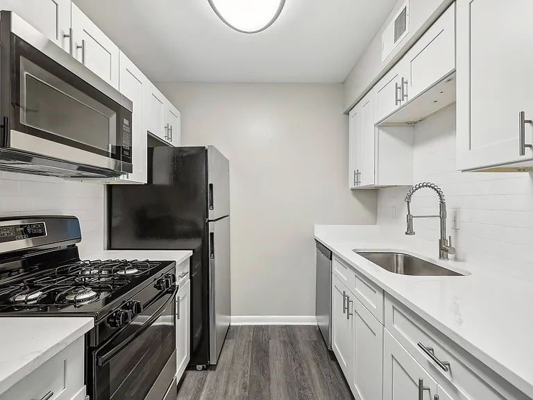 Woodshire Apartments — Photo 39