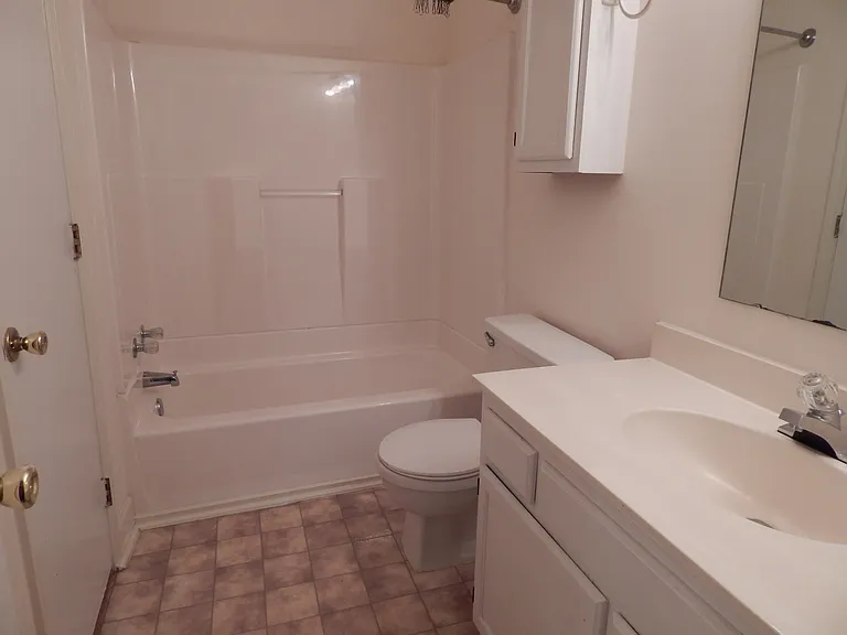 738 E Coventry Ln — Photo 10