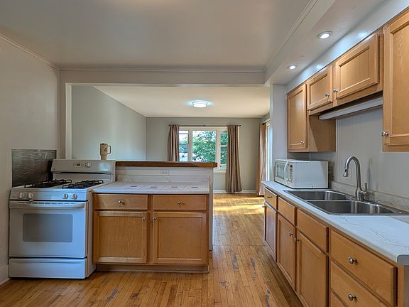 3rd image of 726 Lockwood St NE