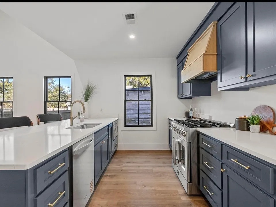 10 Magnolia Ave