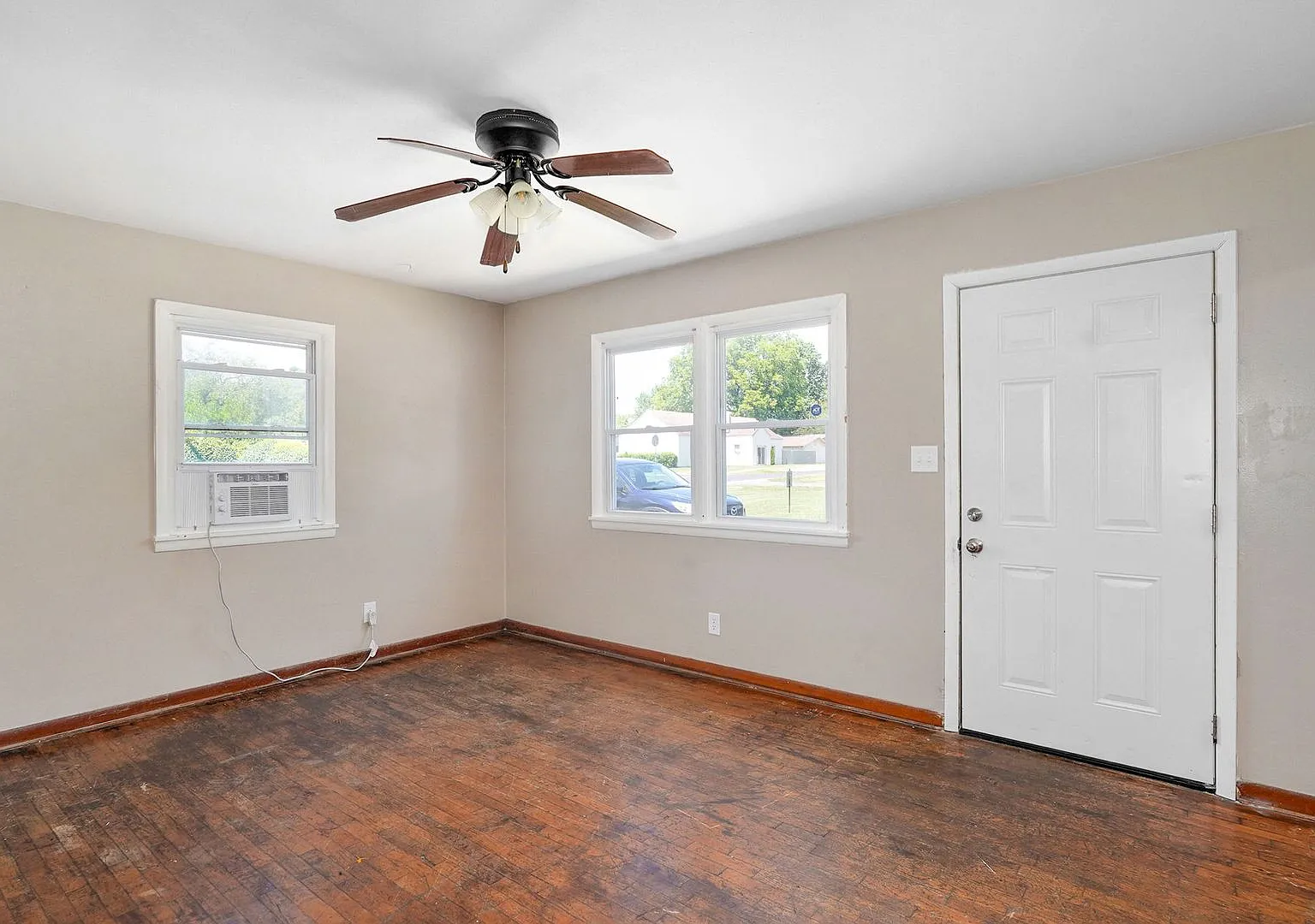 1 Bedroom | 1 Bathroom | House With Carport | Located On A Quiet Street| Lawn Care And Trash Incl... — Photo 3