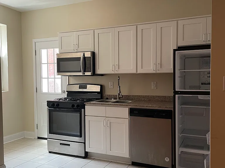 West Grace Apts — Photo 38