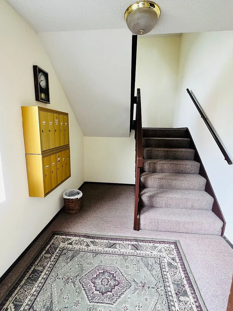 Charming 1-Bedroom Apartment in Highland Park Freshly Updated & Conveniently Located — Photo 3