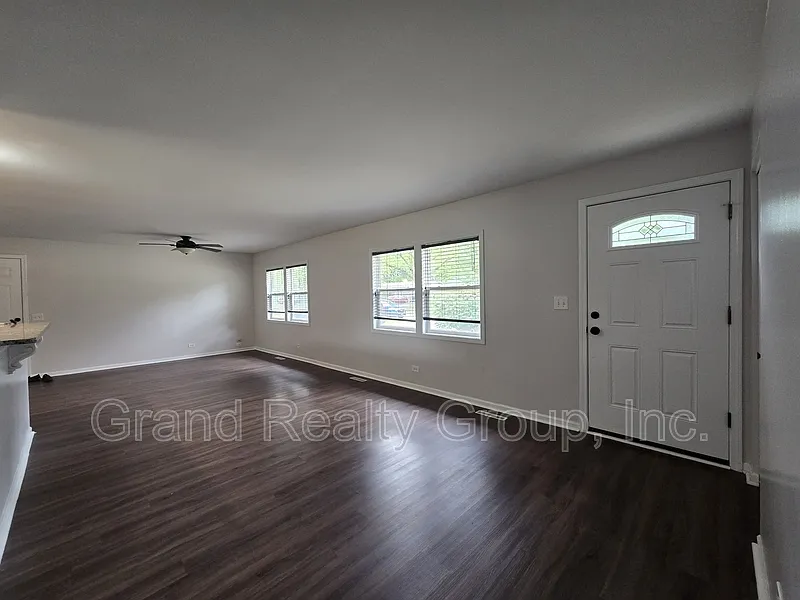 3 bed, 2.0 bath, 1300 sqft, $2,500 — Photo 2