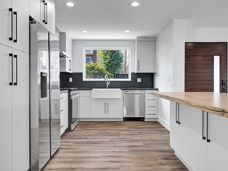 11613 Burbank Blvd — Photo 10