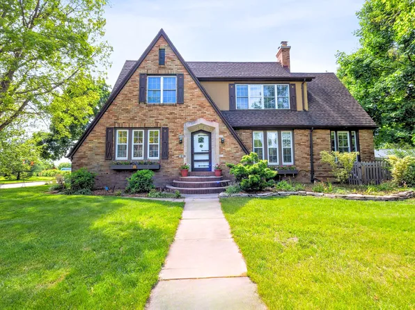 616 S Elm St, Three Oaks, MI 49128