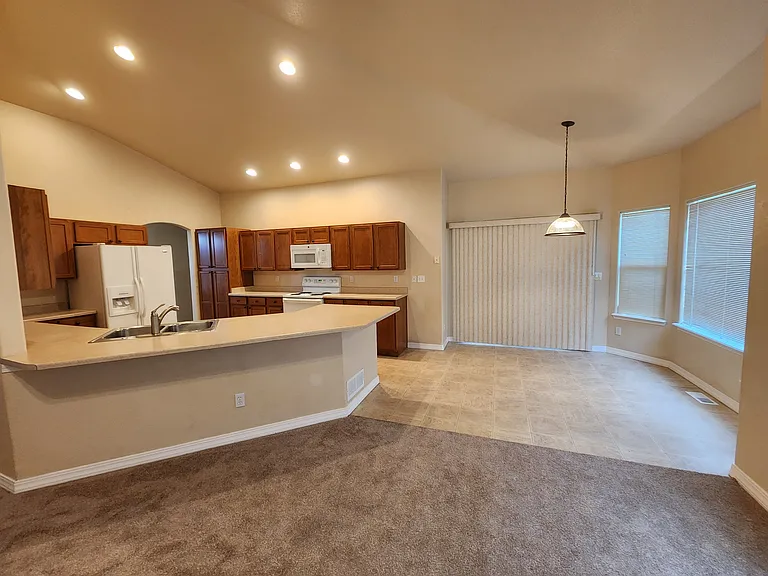 Kitchen Bar Counter and Eating Nook