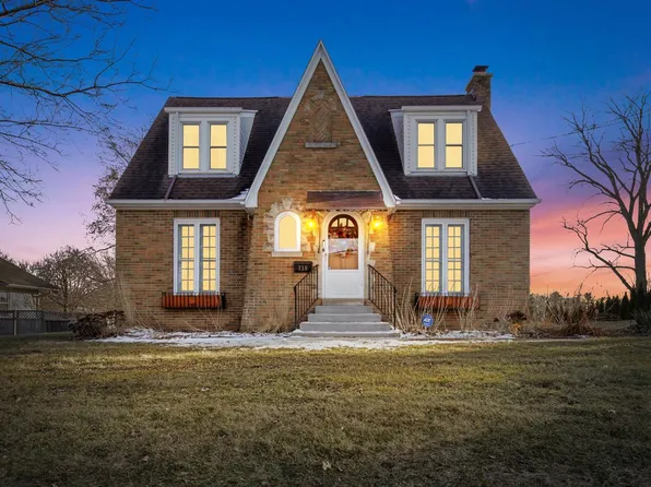 715 East College AVENUE, Waukesha, WI 53186