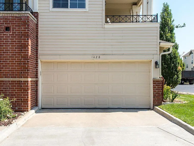 1428 S Dayton Cir — Photo 2