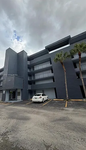 310 Fontainebleau Blvd Photo 1