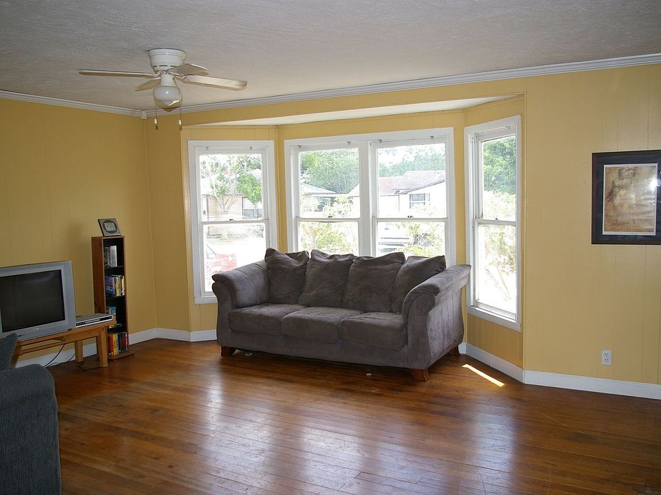2nd image of 4225 Carlton St