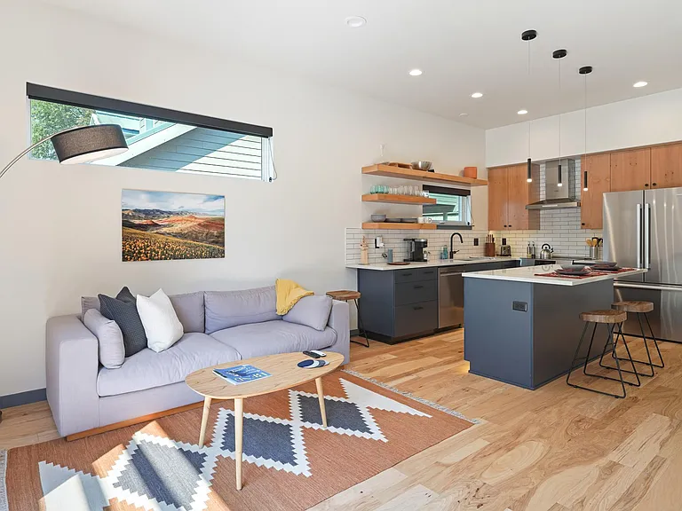 36 SW Roosevelt Ave — Photo 4