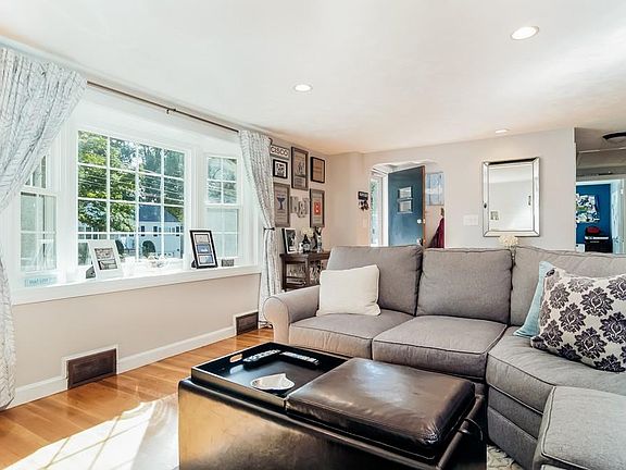 3rd image of 83 Westview Dr