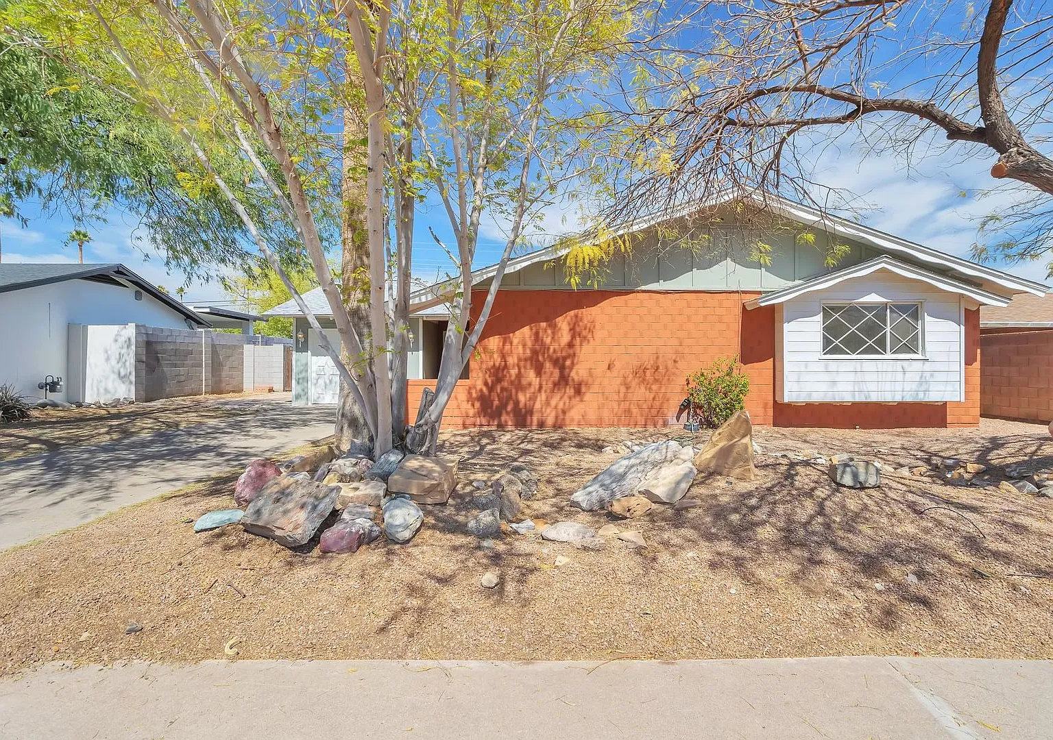 Spacious 3-bedroom, 3-bathroom home with an attached casita located in Scottsdale, AZ — Photo 3