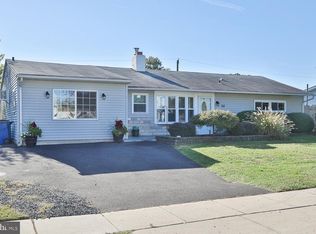 54 Peartree Ln, Levittown, PA 19054