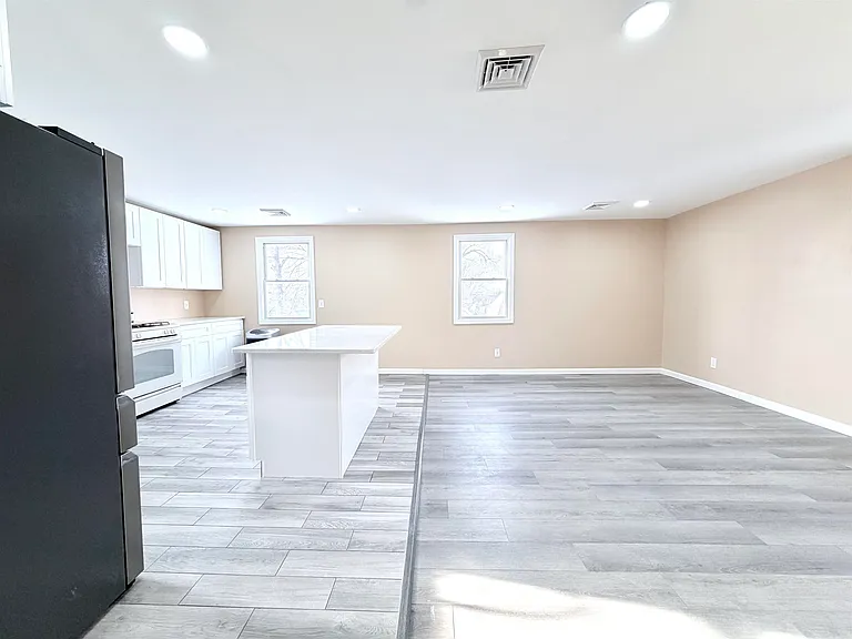 1572 Summit Ave #2 — Photo 8