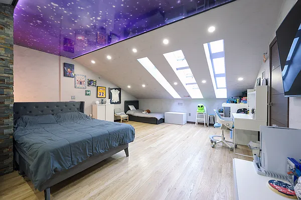 Sold by Remax City Square | media 20