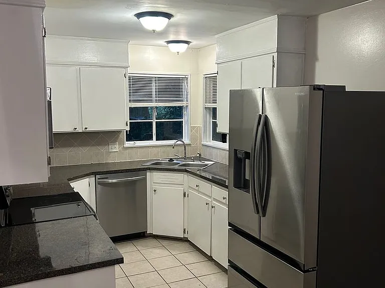 1525 Melrose Pl — Photo 9