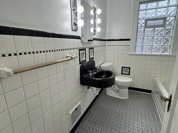 5th image of 8311 Jadwin St
