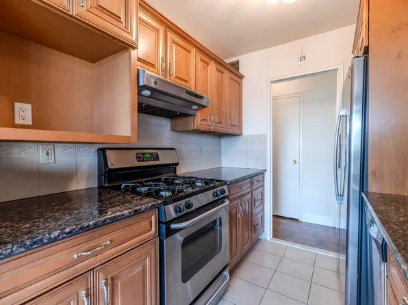 166-25 Powells Cove Boulevard image 25 of 33