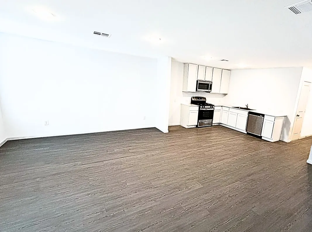 3 bed, 2.0 bath, 1692 sqft, $1,400 — Photo 3