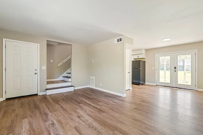 743 McPherson Dr — Photo 3