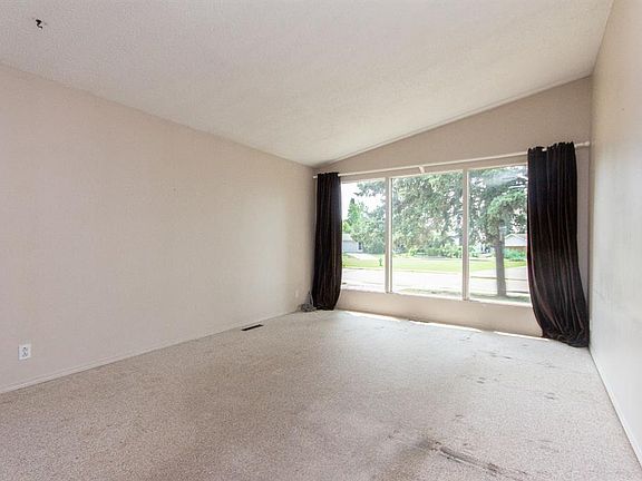 4th image of 10 SW Sydney Close