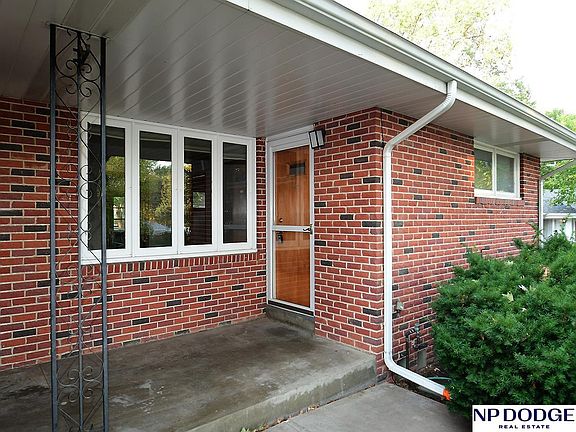 3rd image of 211 & 215 Lakewood Dr
