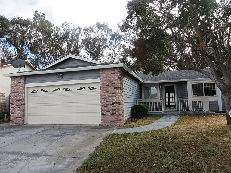 935 Harlequin Ct — Photo 1