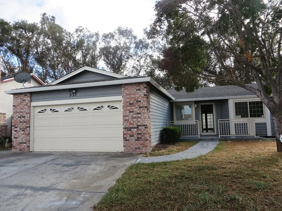 935 Harlequin Ct