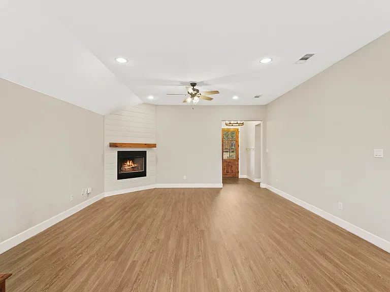 1306 Maverick Ln — Photo 4