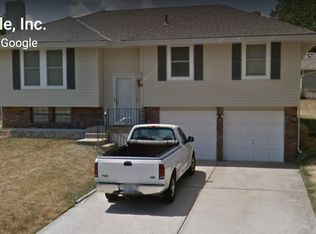 108 SE Circleview Dr, Lees Summit, MO 64063