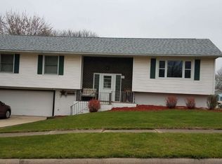 683 S Carthage Dr, Freeport, IL 61032