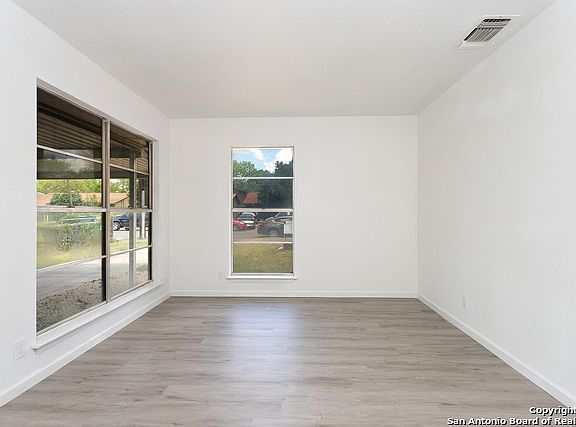 3rd image of 838 Yucca St
