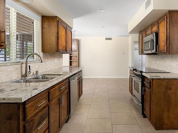 5th image of 701 Cherry Hills Dr