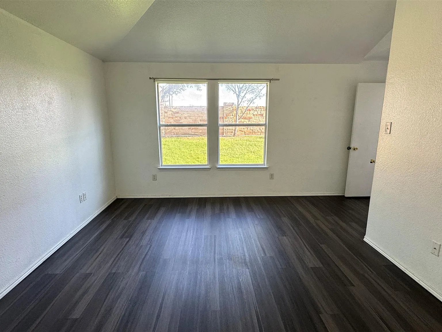 3 bed, 1401 sqft, $1,900 — Photo 2