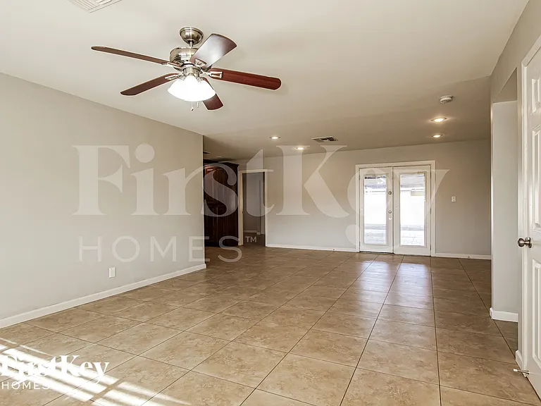 8802 N 35th Dr — Photo 2