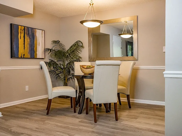 Crestwood Green Apartments — Photo 16